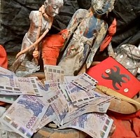 Dans le but de vous aidez à mettre fin à vos crises financières le maitre marabout voyant TCHEGNON , fais sortir enfin ce portefeuille magique d'argent, c'est un porte feuille magnétisé qui attire l'argent de 6.000.000 de ta monnaie locale par jour. Attire beaucoup d'argent • Toujours pleins de billets de Banque * Rends très célèbre et riche ' Rends prospère et très puissant 